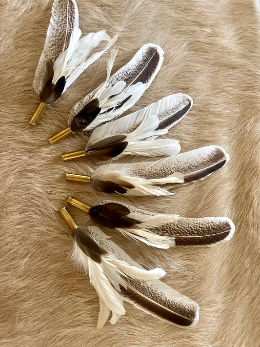 Hat Feather Clip - White Wing w/Neutral